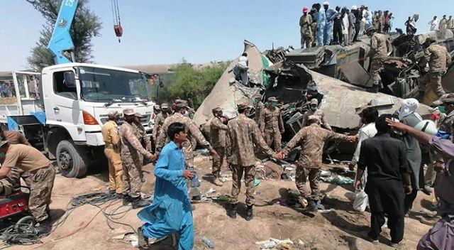 Pakistan&#039;da tren kazası: 45 ölü, 100 yaralı