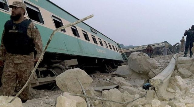 Pakistan&#039;da tren vagonu raydan çıktı: 30 ölü
