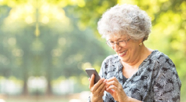 Pandemiyle yaşlıların akıllı telefon kullanma oranı arttı