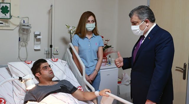 Sağlık Bakanı Koca&#039;dan bıçaklı saldırıya uğrayan doktora ziyaret