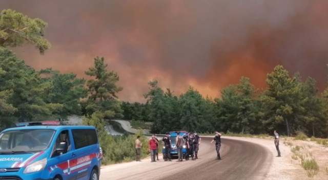 Antalya Manavgat&#039;ta yangın: Yerleşim yerlerine sıçradı