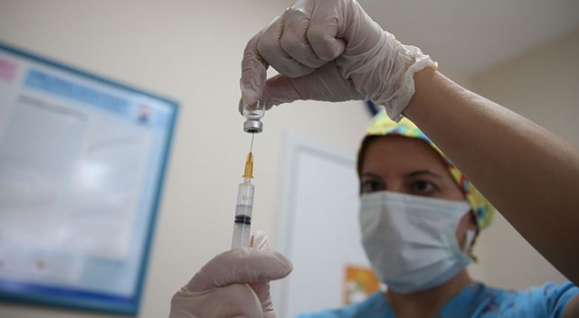 Bakan Koca ilk doz aşısını yaptırmayanların sayısını paylaştı