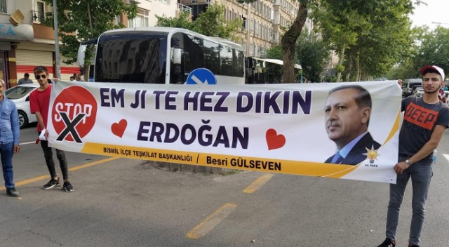 Cumhurbaşkanı Erdoğan’a kürtçe destek pankartı