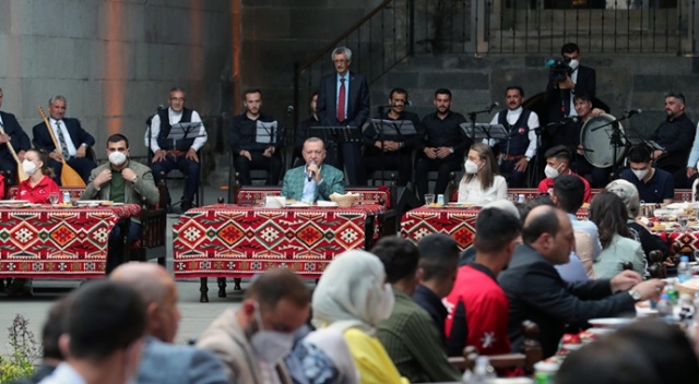 Cumhurbaşkanı Erdoğan, Çifte Minareli Medrese&#039;de gençlerle buluştu