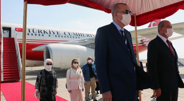Cumhurbaşkanı Erdoğan KKTC&#039;de! Resmi törenle karşılandı