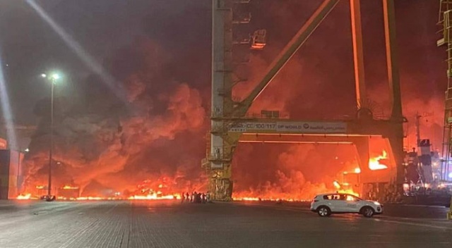 Dubai&#039;de patlama sesi! Cebel Ali Limanı&#039;nda yangın çıktı