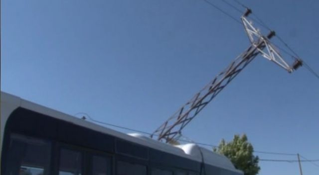 Elektrik direği İETT otobüsünün üstüne devrildi: 3 yaralı