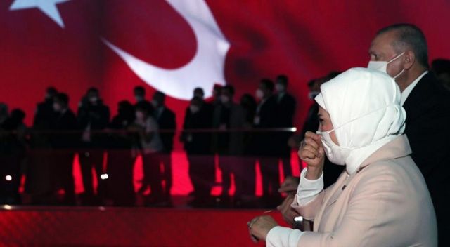 Erdoğan çifti Demokrasi Müzesi&#039;nde gözyaşlarına hakim olamadı