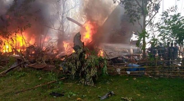 Filipinler&#039;de 85 kişiyi taşıyan askeri uçak düştü