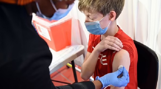 İngiltere aşı komitesi: Hassas çocuklara aşı yapılabilir
