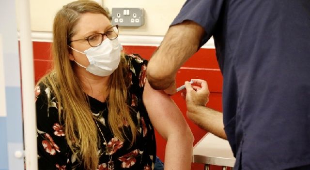 İngiltere&#039;de iki doz aşı olan kişilere karantina uygulamayacak