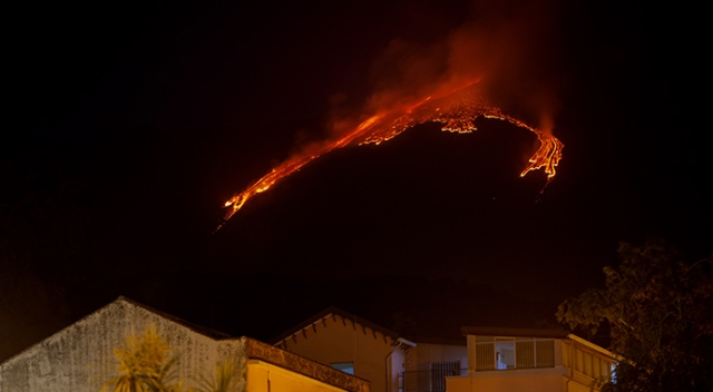 İtalya&#039;da Etna yanardağı, bir kez daha lav püskürttü