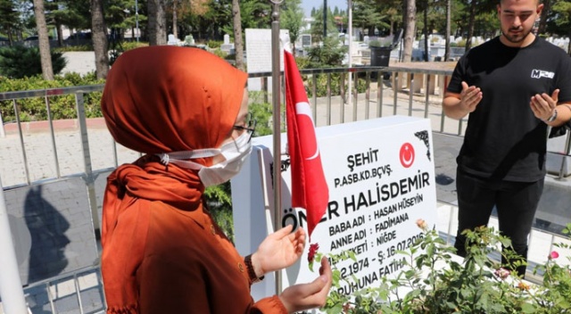 Ömer Halisdemir&#039;in mezarı ziyaretçi akınına uğruyor