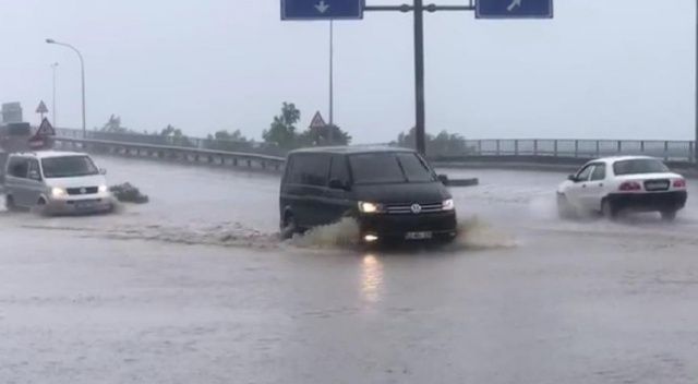 Rize&#039;de şiddetli yağış sürücülere zor anlar yaşattı