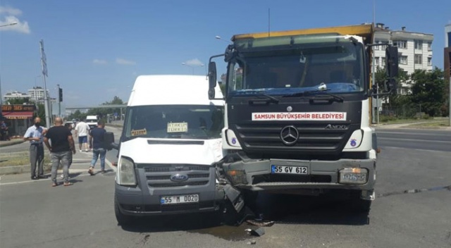 Samsun&#039;da dolmuş minibüs ile kamyon çarpıştı: 2 yaralı