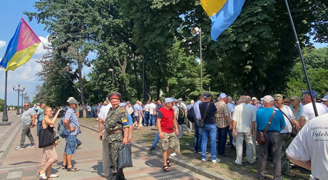 Ukrayna&#039;da zam isteyen gaziler Meclis binasını bastı