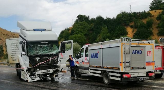 Bitlis&#039;te tır kamyonetle çarpıştı, ölü ve yaralılar var