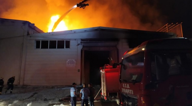 Boya fabrikasında dev yangın, 3 saatte kontrol altına alındı