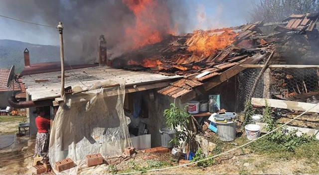 Çanakkale’de çıkan yangında bir ev ile 400 adet saman küle döndü