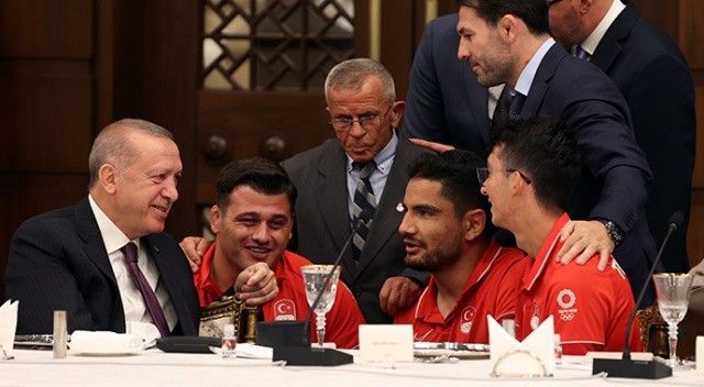 Cumhurbaşkanı Erdoğan madalya alan sporcularla buluştu: Başarılar tarihe geçmiştir
