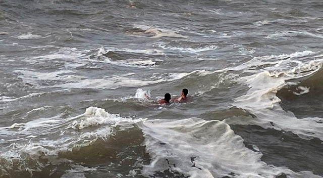 Dev dalgalarla boğuşan genç, boğulmaktan son anda kurtarıldı