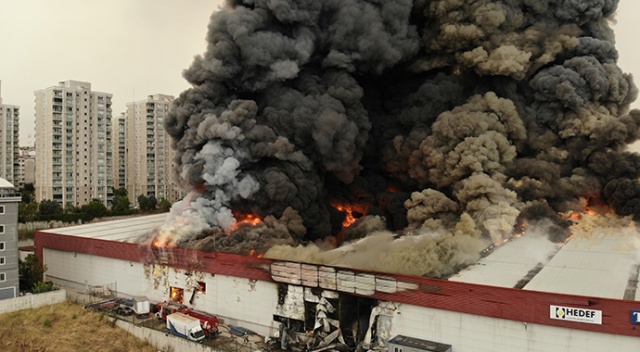 Esenyurt&#039;ta lojistik deposundaki yangın 5 saat sonra söndürülebildi