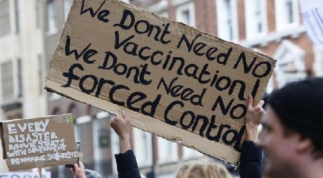 İngiltere&#039;de aşı karşıtları, bir kez daha medya kuruluşlarını hedef aldı