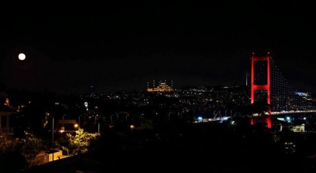 İstanbul&#039;da dolunay manzarası mest etti