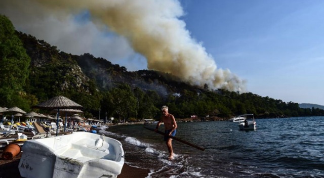 Marmaris’te turistler yangın dinlemedi, tatillerine devam etti