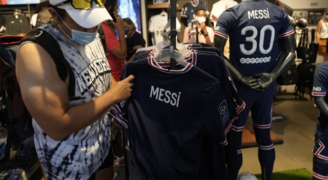 PSG&#039;de Messi formaları bir haftada bir milyondan fazla satıldı