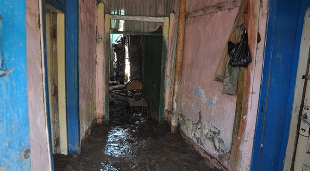 Sarıkamış’ta evler çamura battı! 33 ev kullanılamaz hale geldi