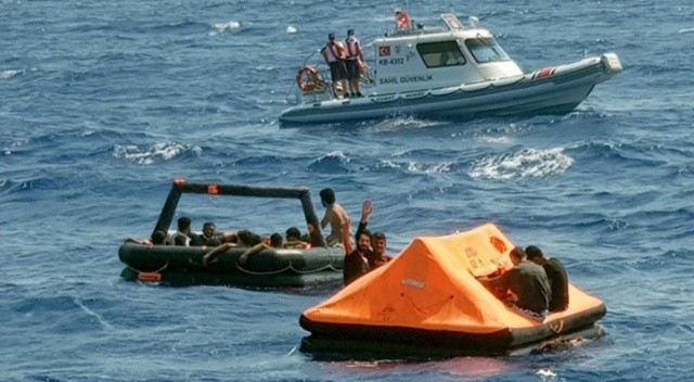 Yunan Sahil Güvenliği 32 göçmeni Türk karasularına itti