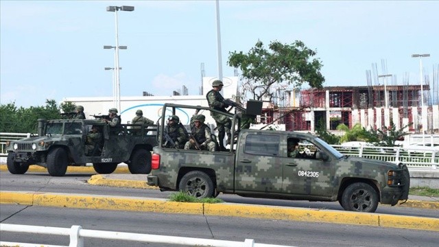 ABD sınırını geçen Meksikalı askerlere gözaltı