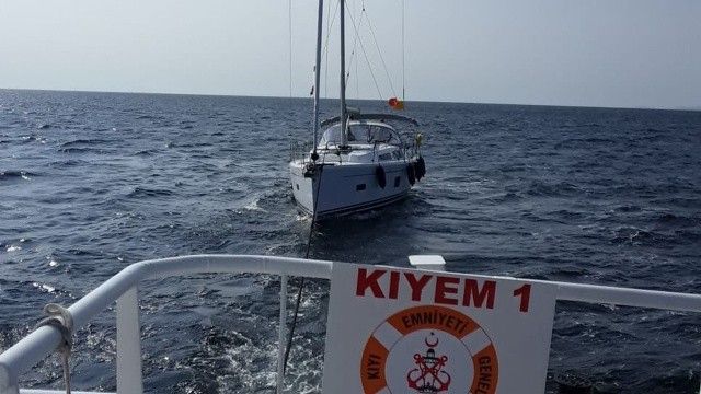 Çanakkale açıklarında yakıtı azalan tekne kurtarıldı