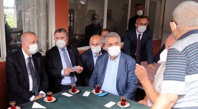 Erdoğan vatandaşın davetini geri çevirmedi, çay içti