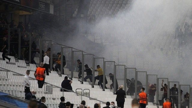 Fransız polisi Galatasaray taraftarına biber gazı sıktı