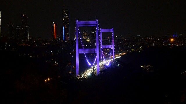 FSM Köprüsü alzaymır hastalığına dikkat çekmek için ışıklandırıldı