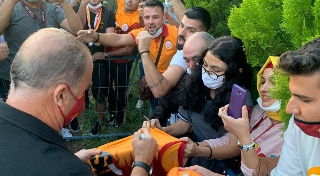 Galatasaraylı taraftarlardan Fatih Terim’e destek