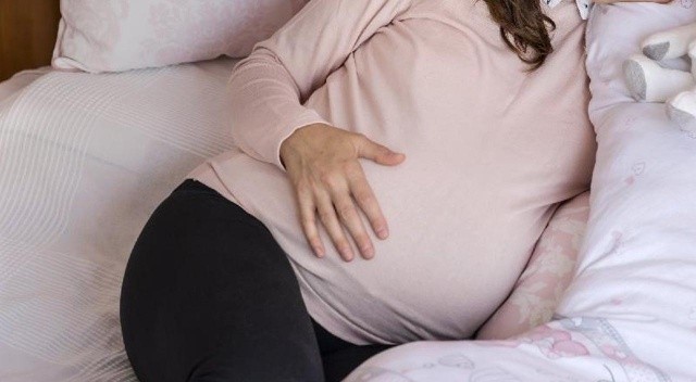 Hamile kadın ve bebeği koronavirüse yenildi