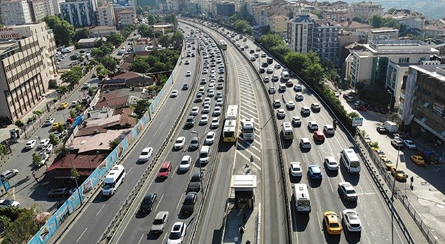İstanbul’da yine aynı manzara: Trafik birçok noktada durma noktasına geldi