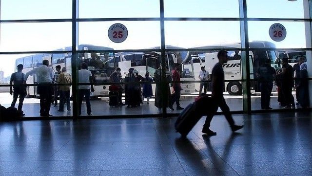 İzmir&#039;de 18 yaş altına otobüs ve uçak bilet satışı yasaklandı