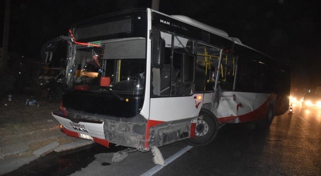 İzmir’de belediye otobüsü ile tır çarpıştı: Yaralılar var