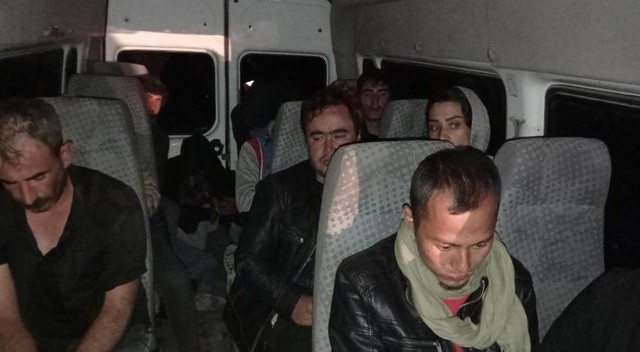 Kaçak mülteci taşıyan kamyonet devrildi: Yaralılar var