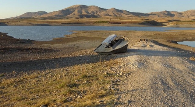 Kırkat Göleti’nde korkunç görüntü! Suyun ortasında bulunan tekne karaya oturdu
