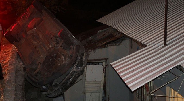 Kontrolden çıkan otomobil evin çatısına uçtu