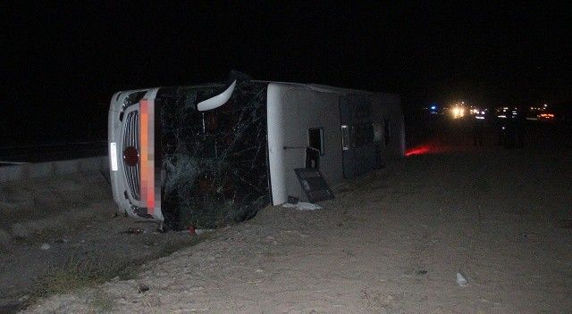 Konya&#039;da yolcu otobüsü devrildi: Çok sayıda yaralı var
