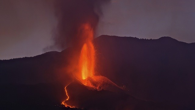La Palma Adası&#039;ndaki yanardağın lavları 462 evi yaktı