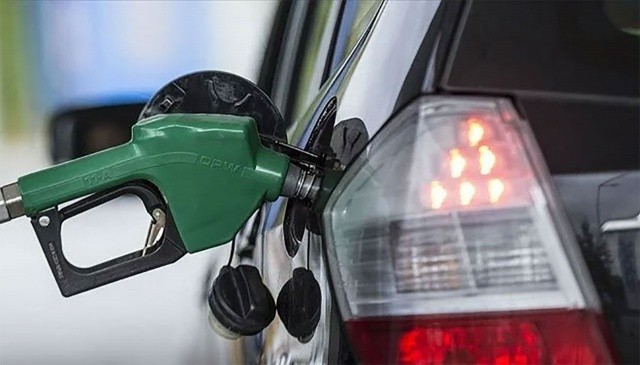 Lübnan&#039;da kriz sürüyor! Benzin fiyatları 4 kat arttı
