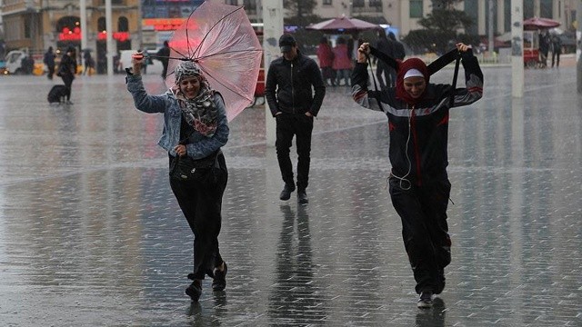 Meteoroloji saat verip uyardı: İstanbul&#039;da sağanak alarmı