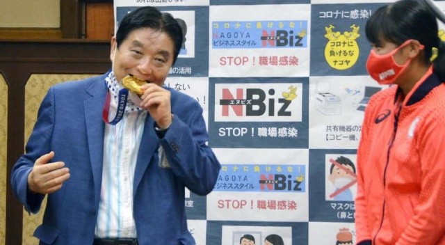 Olimpiyat madalyasını ısıran Japon belediye başkanı virüse yakalandı